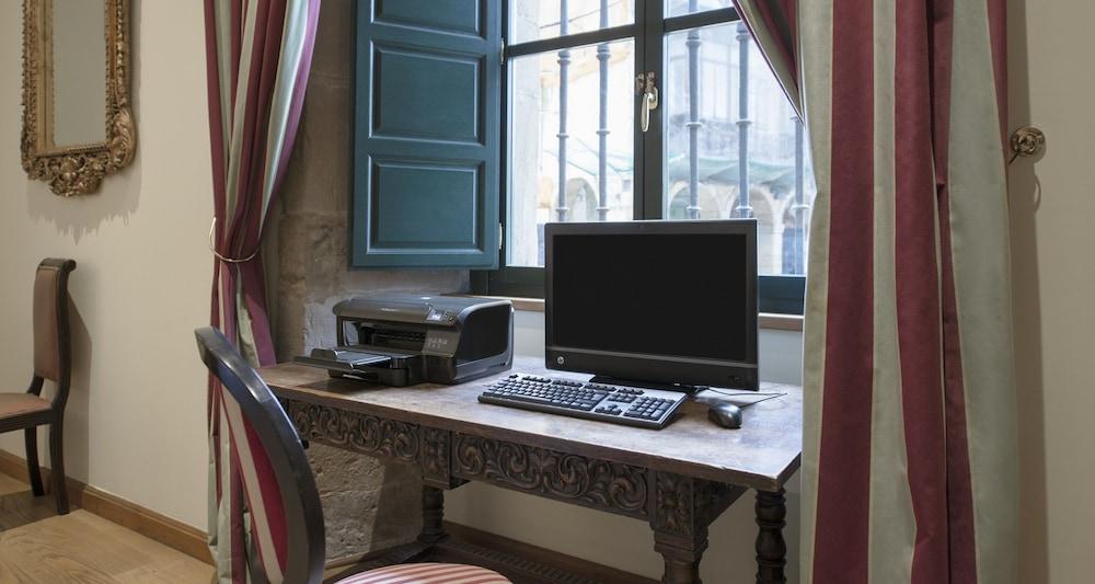 Palacio De Aviles Affiliated By Melia מראה חיצוני תמונה A typical home office