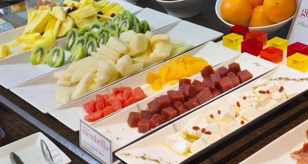 Palacio De Aviles Affiliated By Melia מראה חיצוני תמונה Fruit and cheese at a buffet
