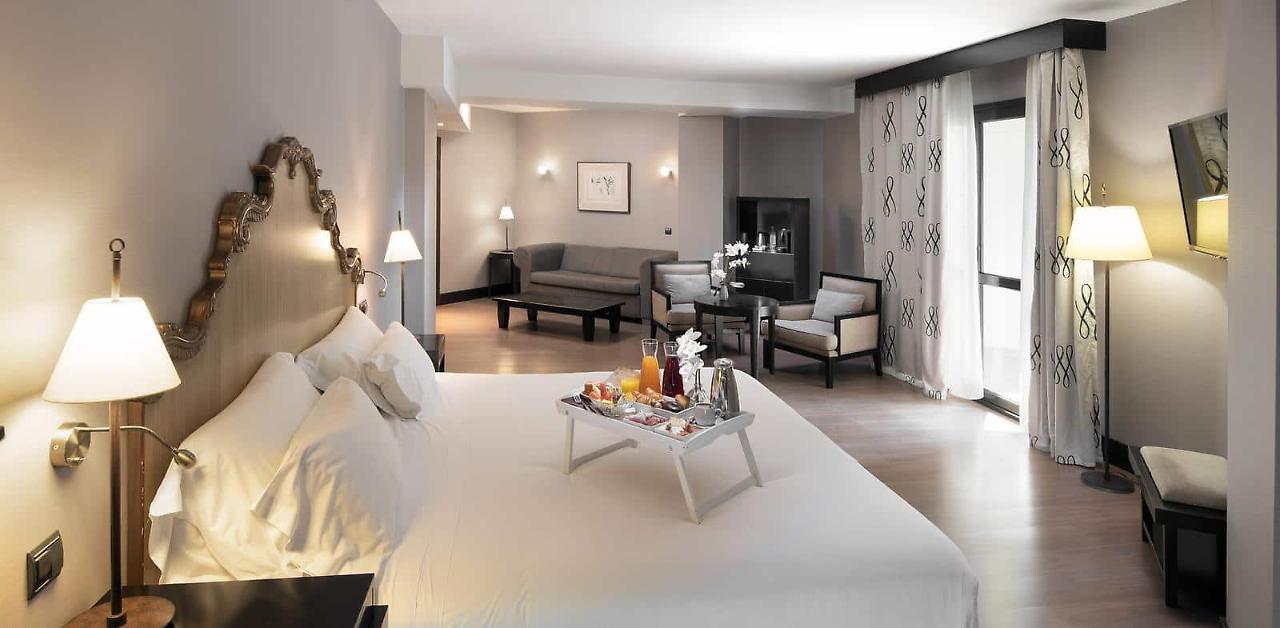 Palacio De Aviles Affiliated By Melia מראה חיצוני תמונה A suite at the hotel