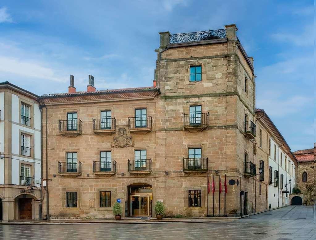 Palacio De Aviles Affiliated By Melia מראה חיצוני תמונה The Hotel de San Vicente, in which the university was located